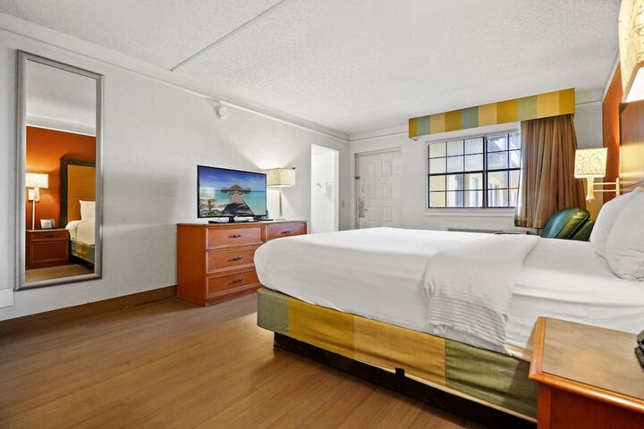 1 King Bed Mobility Hearing Impaired Accessible Room (5 of 22)