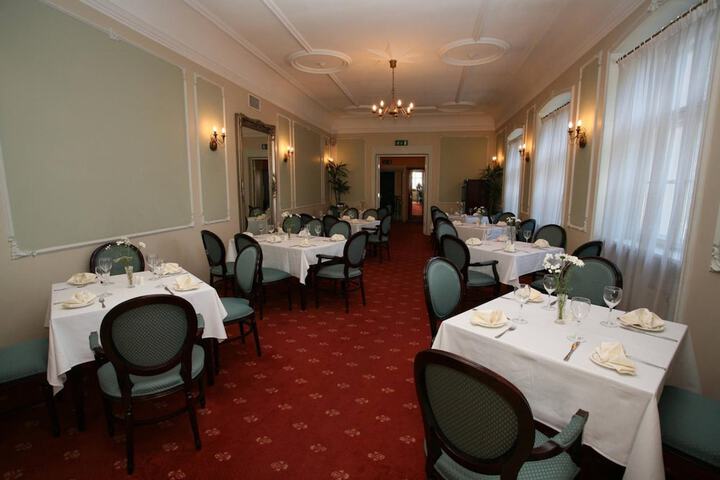 Dining 34 of 45