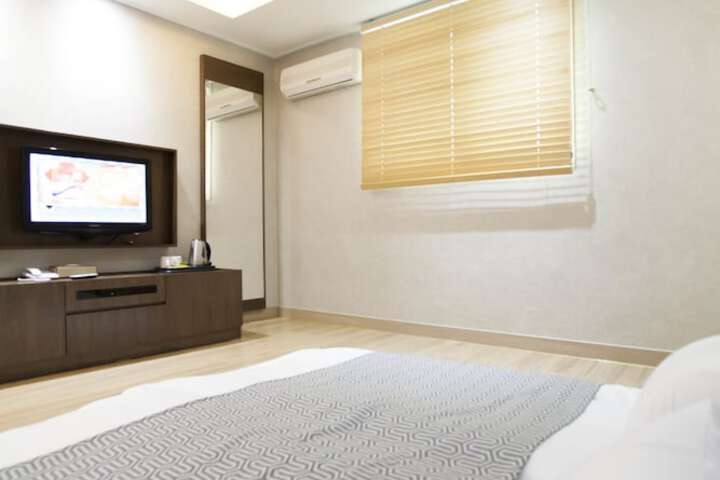 Room 33 of 119