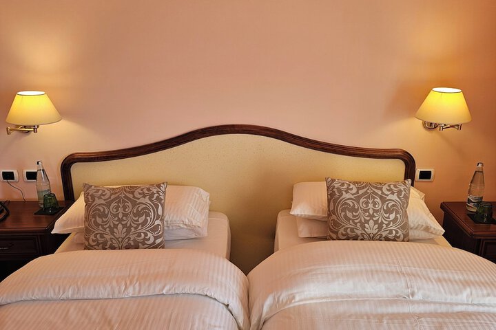 Room 6 of 27