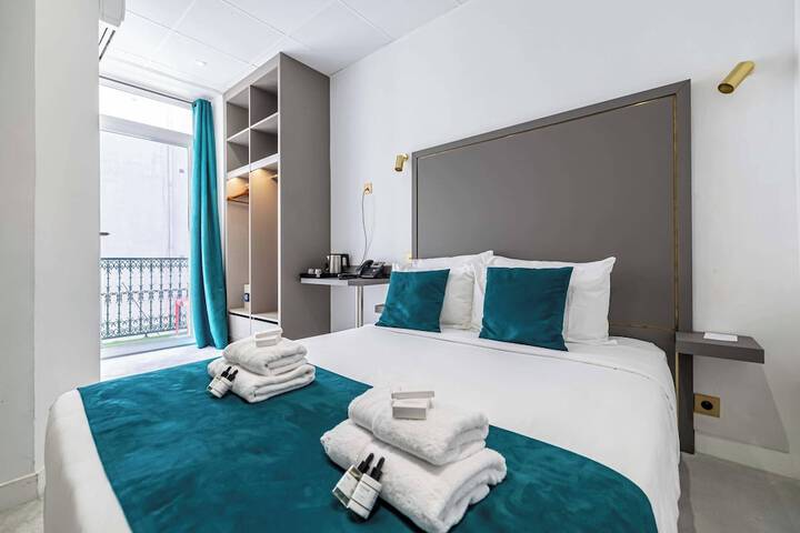 Deluxe Bedroom With Balcony in Cannes Palais