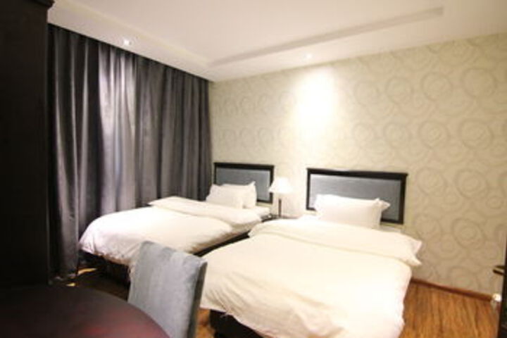 Room 11 of 19