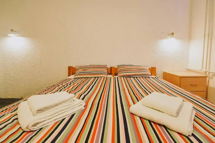 Room 4 of 8