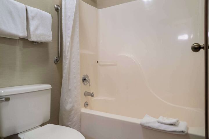 1 Double Bed Accessible (9 of 10)