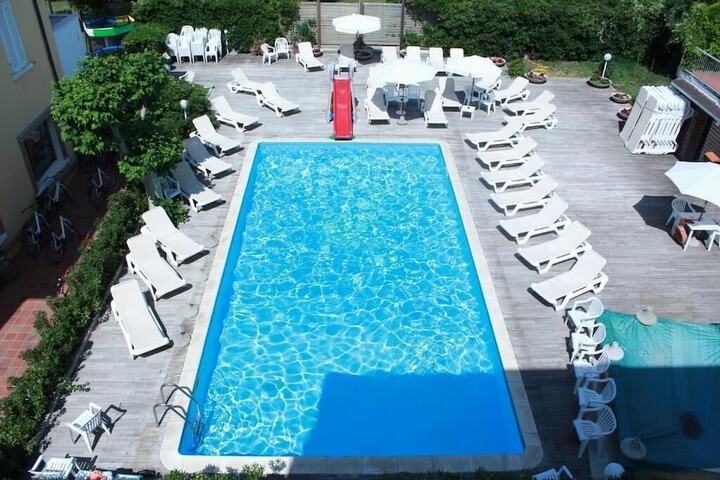 Pool 20 of 36