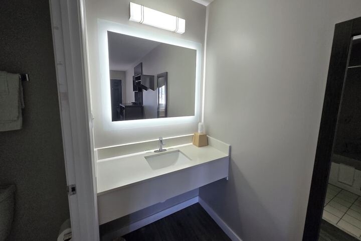 Room 27 of 38