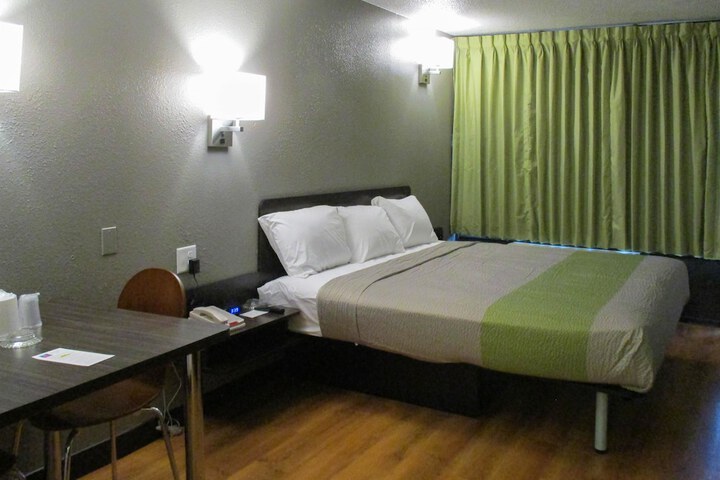 Deluxe Room 1 Queen Bed Kitchenette (13 of 24)