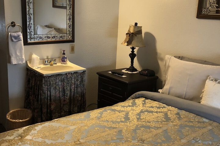 1 Queen Bed (5 of 21)