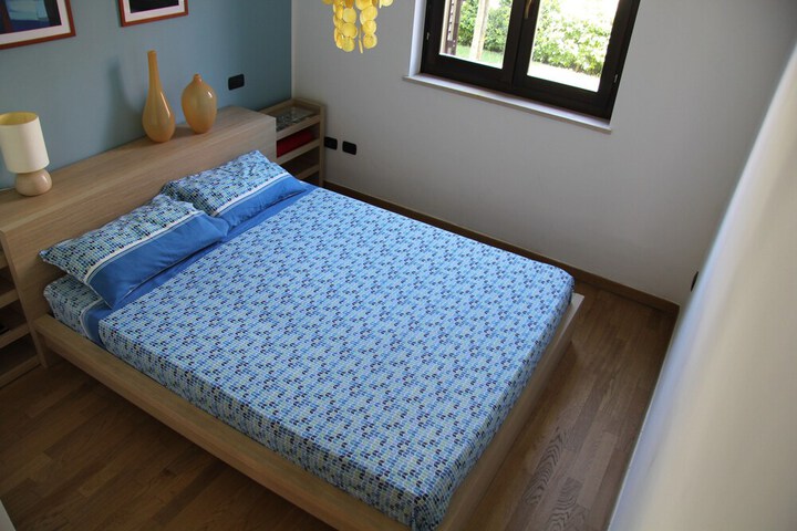 Room 6 of 172