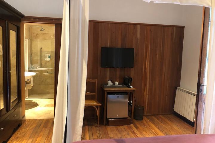 Room 15 of 33