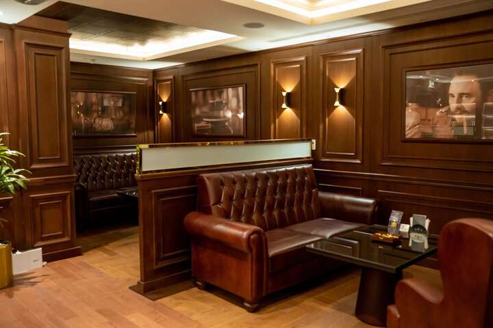Lounge 43 of 55
