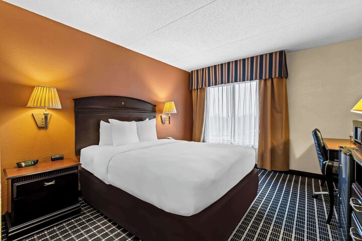 1 Queen Bed (4 of 5)