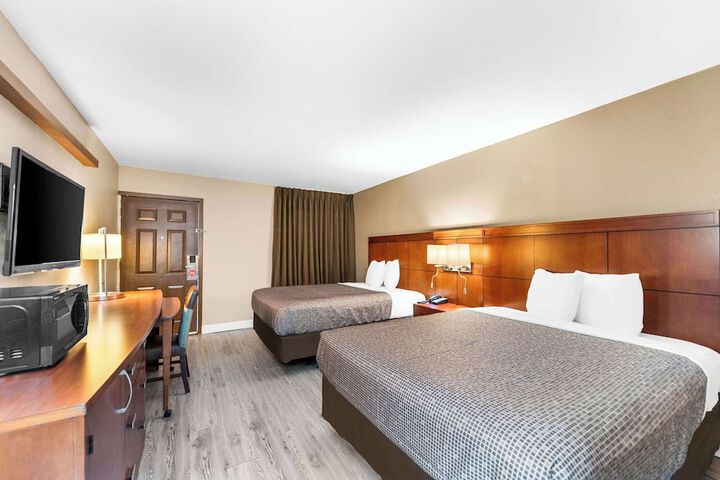 1 Queen Bed Accessible (3 of 11)