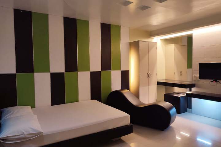 Room 9 of 15