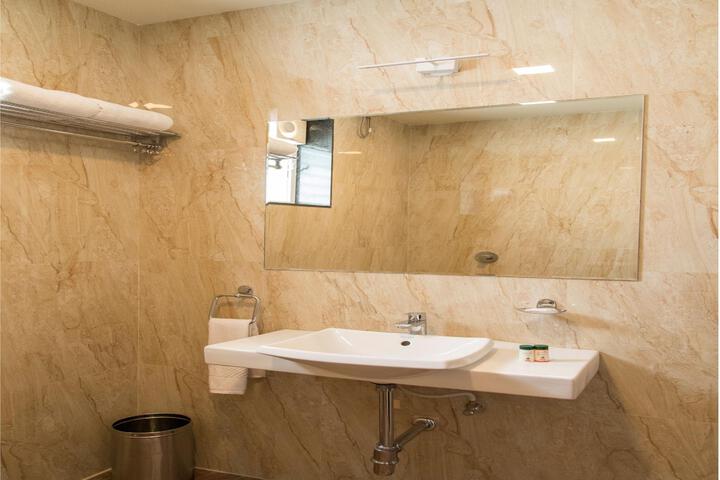 OYO 13004 Hotel Brij Inn