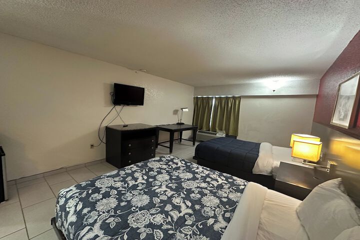2 Queen Beds (1 of 5)
