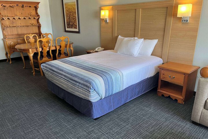 1 King Bed Accessible (18 of 28)