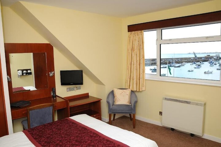 Room 4 of 33