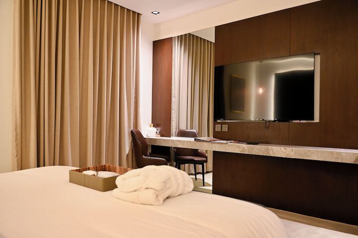 Room 8 of 32