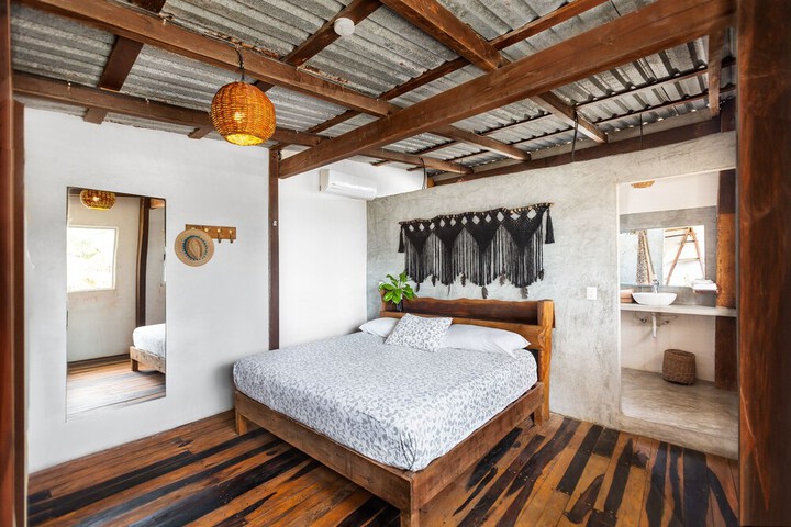 Room 5 of 32