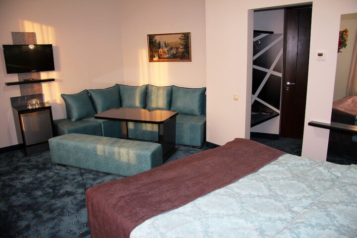 Room 8 of 28