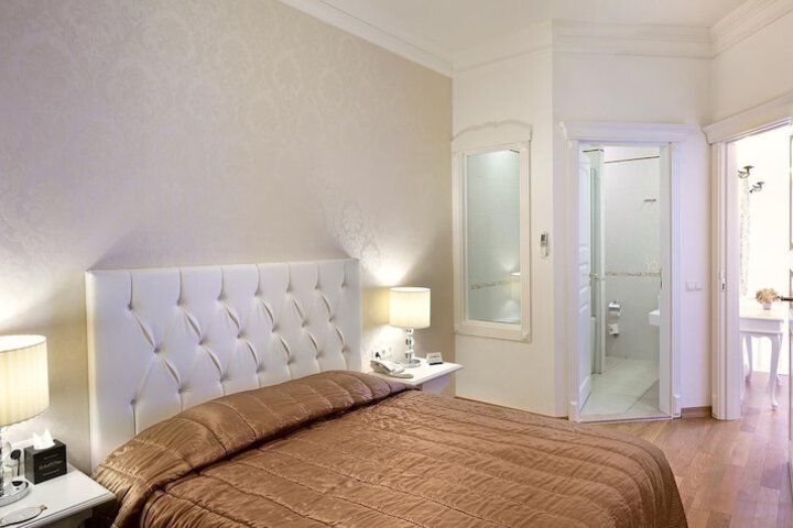 Room 53 of 273