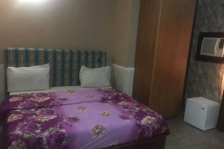 Room 8 of 37