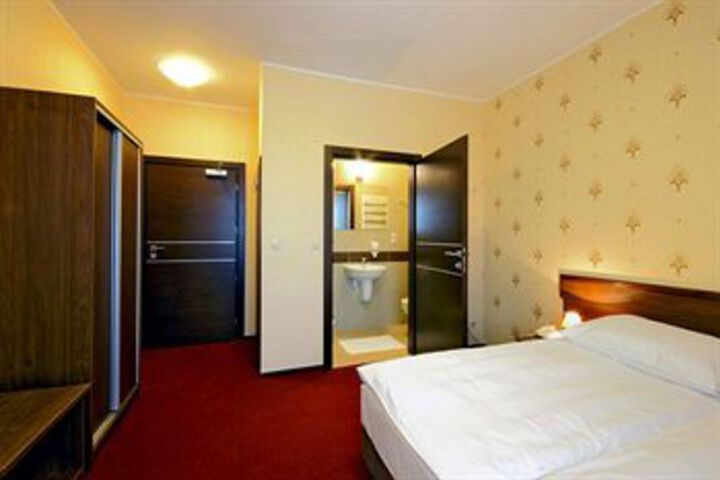 Room 9 of 38