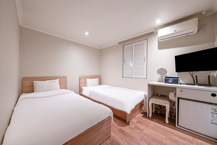 Room 9 of 36