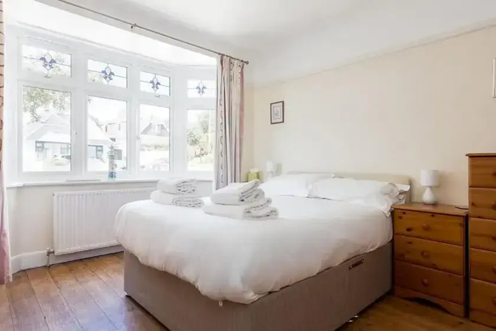 Woodstock in Poole With 2 Bedrooms and 1 Bathrooms
