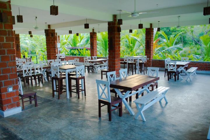 Dining 3 of 7