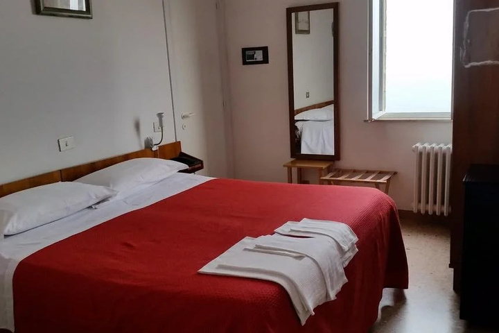 Room 4 of 13