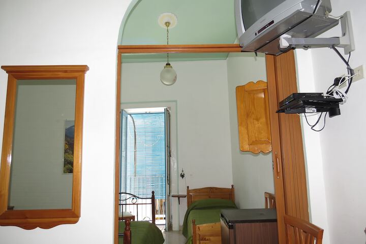 Room 12 of 107