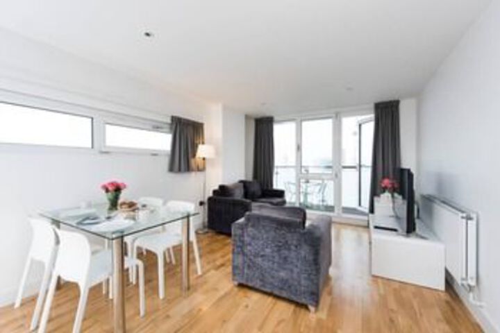 Modern 3BR Flat in Stratford With Great Views!