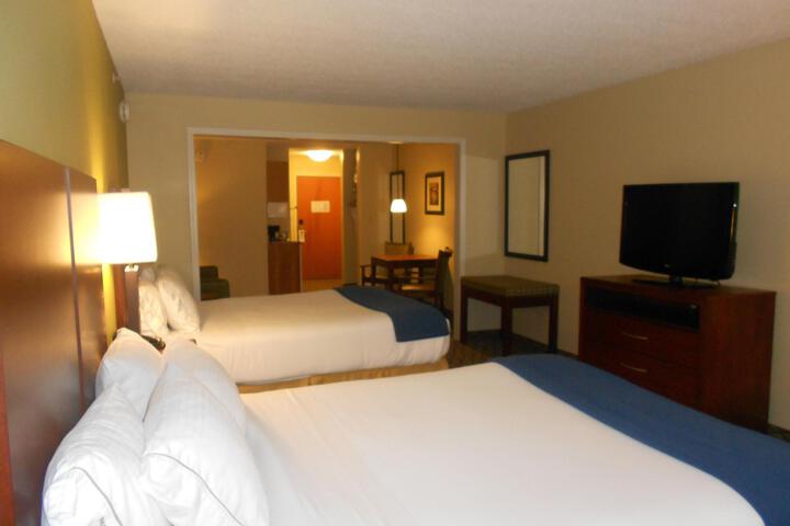 2 Queen Beds (9 of 17)