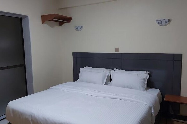 Room 6 of 30