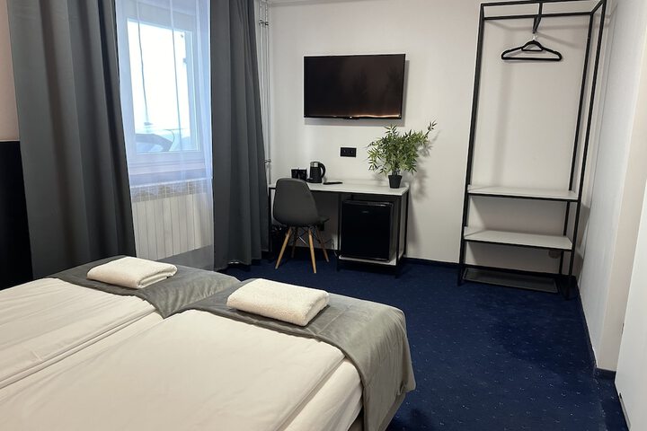 Room 10 of 14