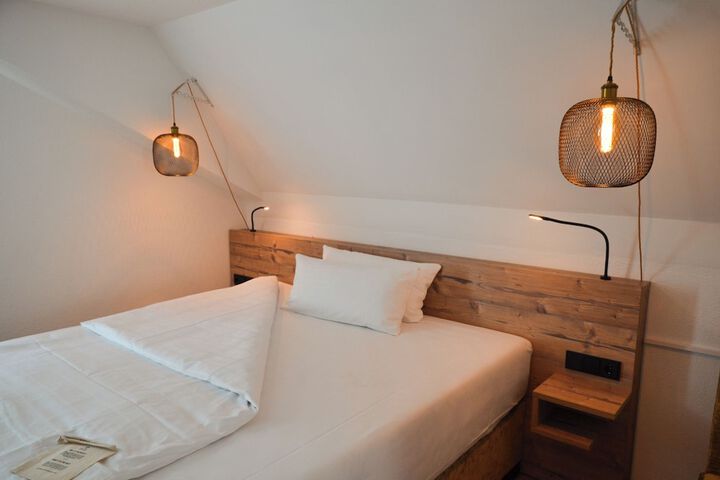 Room 2 of 33