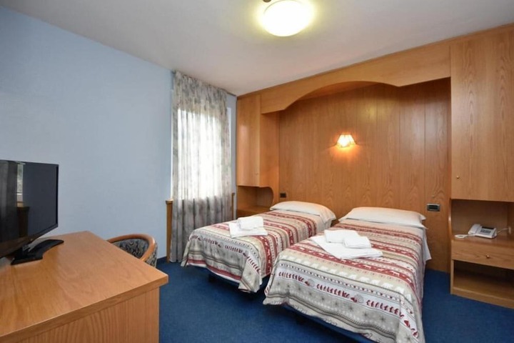 Room 11 of 72