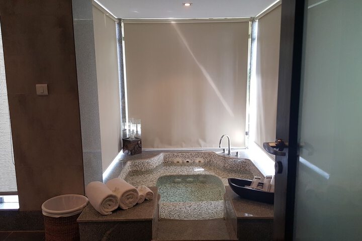 Jetted tub