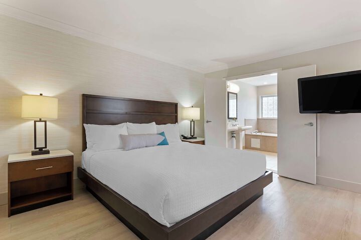 1 King Bed Microwave and Refrigerator Sofa WiFi Full Breakfast (8 of 26)