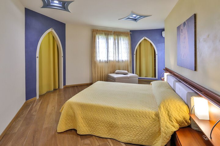 Room 7 of 24