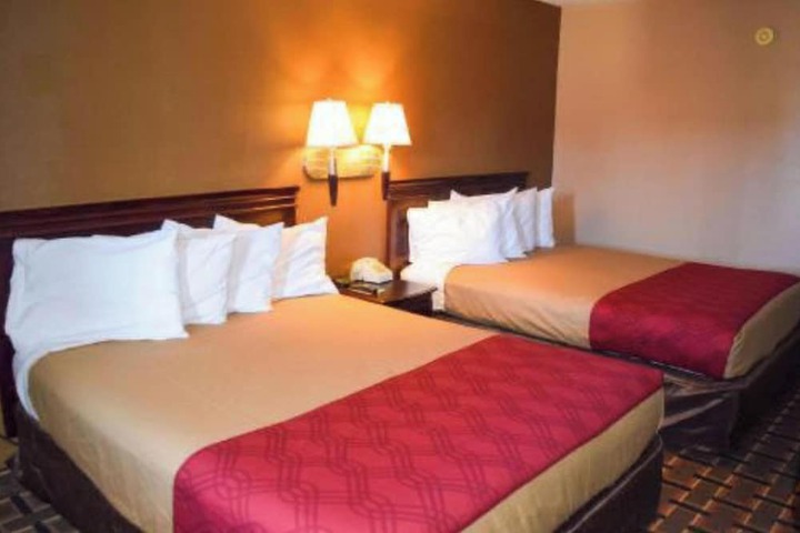 2 Queen Beds (2 of 4)