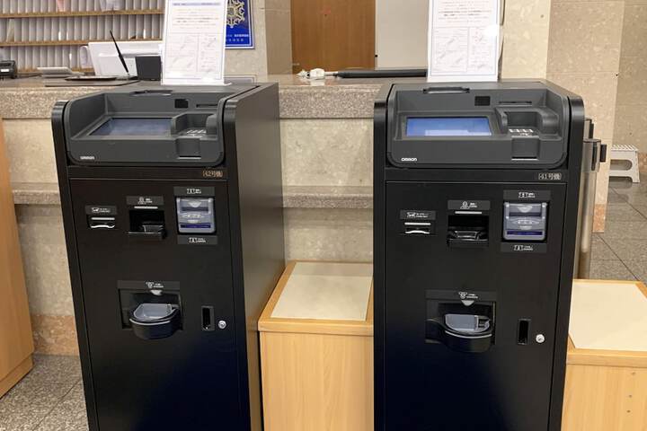 Check-in/check-out kiosk