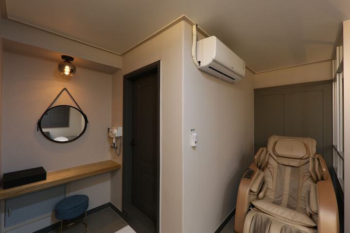 Room 33 of 100