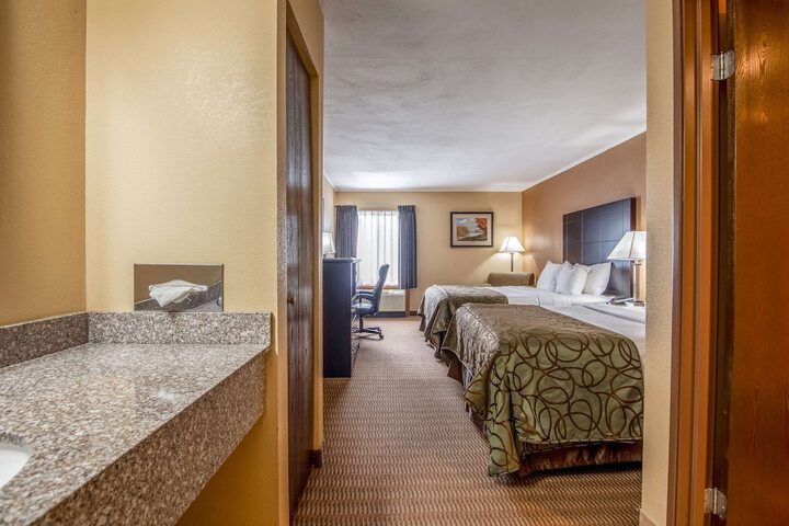 2 Queen Beds (2 of 8)