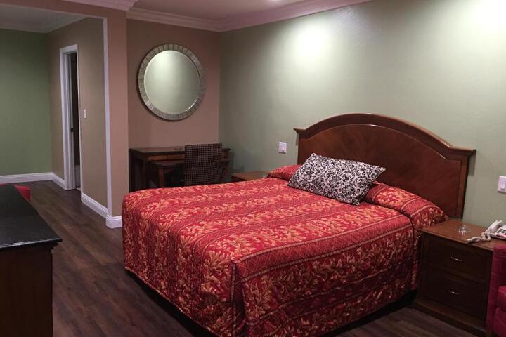 Deluxe King Bed (3 of 14)