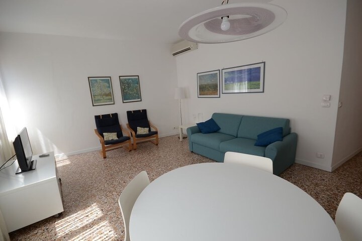 Room 8 of 101