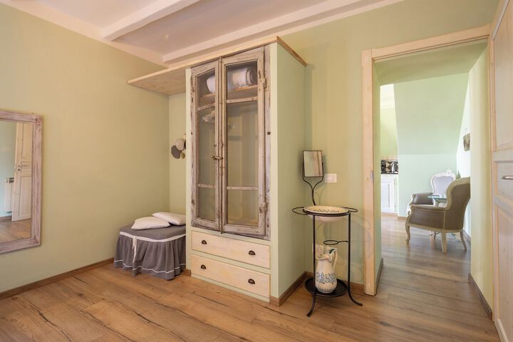 Room 7 of 83