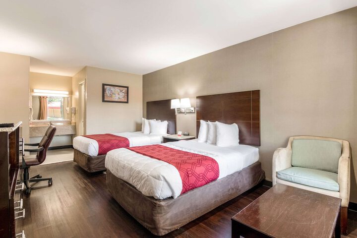 2 Double Beds (4 of 9)